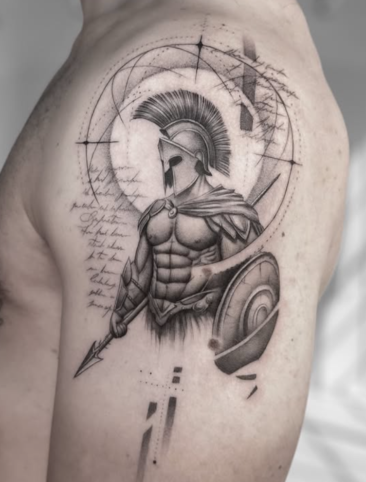 Tatuaje microrealismo guerrero espartano con geometría en hombro madrid
