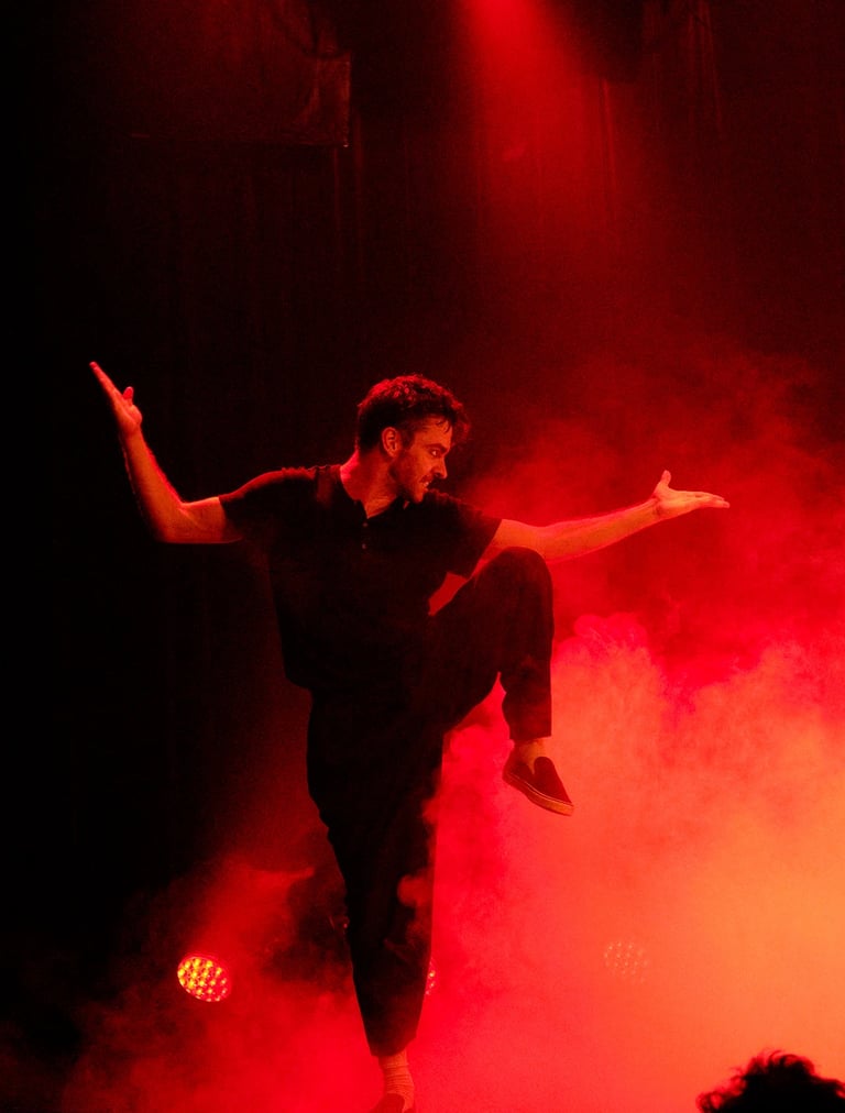 Spectacle, théâtre - Photo Julia Mugnier -4- AU NOM DU PERE, DU FILS ET DE JACKIE CHAN - ARTEPHILE OFF 2025