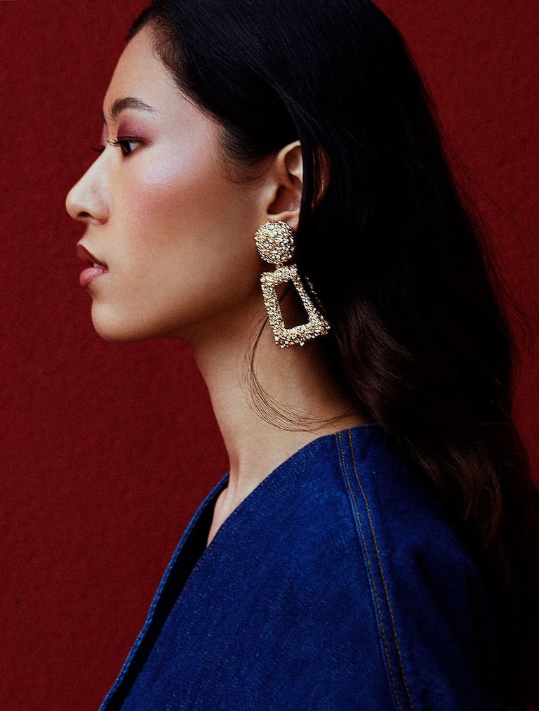 portrait mannequin asiatique fond rouge