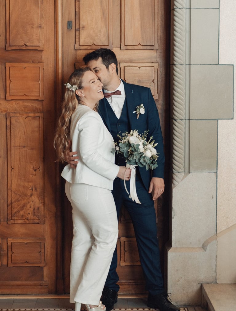 un homme et une femme debout devant une porte en bois