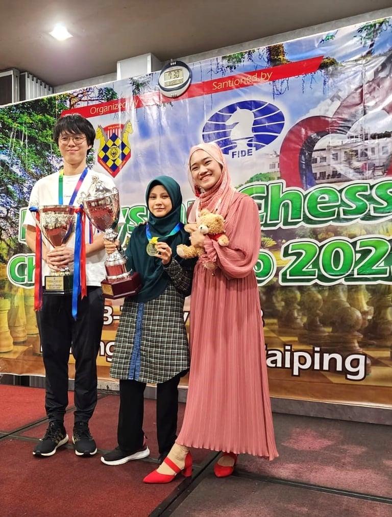 Ainul Mardhiah with autism wins Malaysian Woman Champion 2023. Chess Clicks. Ellie Emira. Zhuo Ren