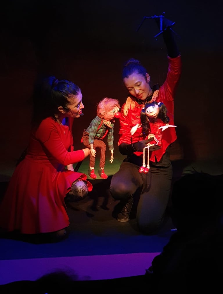 Les marionnettes à tiges et à fil du spectacle Roméo & la foret des jouets oubliés