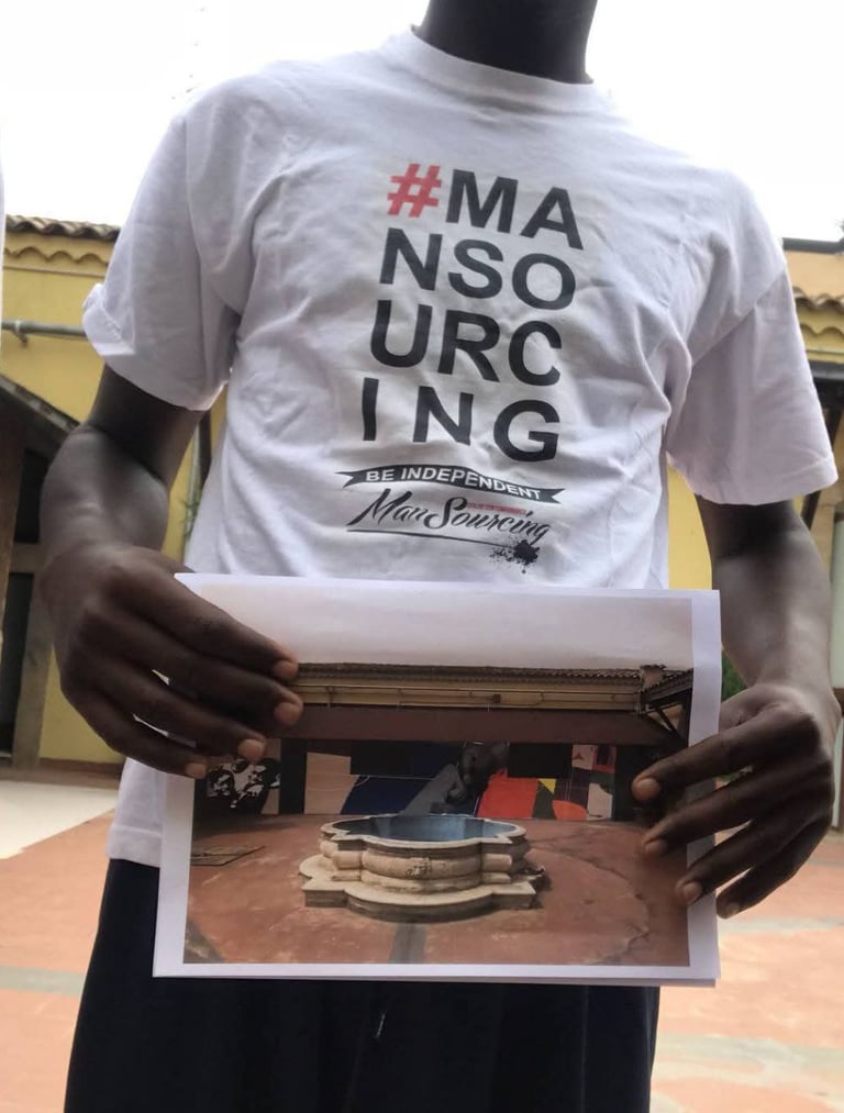 Partecipante tiene una foto del progetto artistico organizzato da Mansourcing con Poliops.
