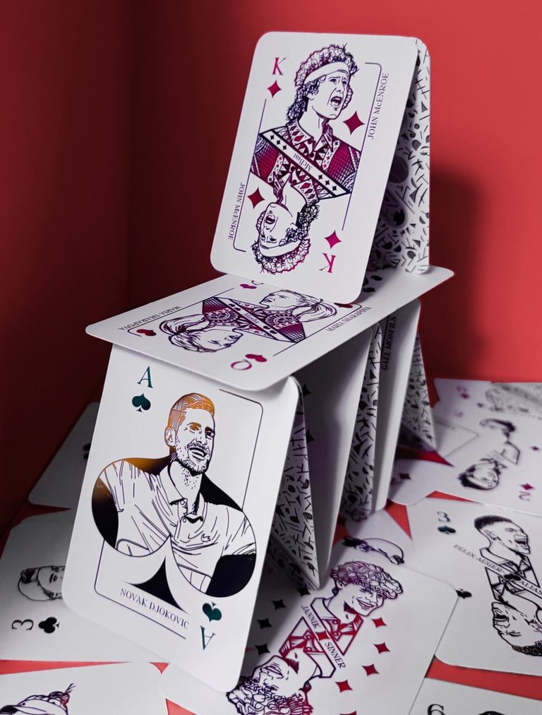 Carti de joc cu ilustratii ale jucătorilor de tenis precum Novak Djokovic, McEnroe si Jannik Sinner.
