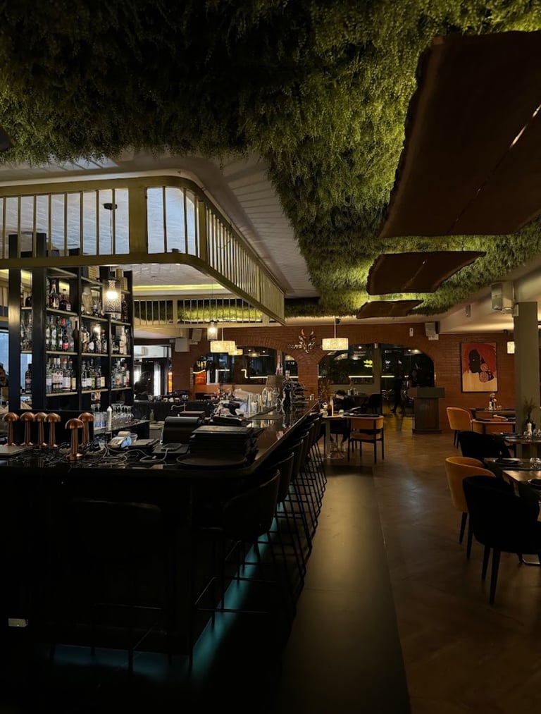 vue intérieure du restaurant seven seven à dakar