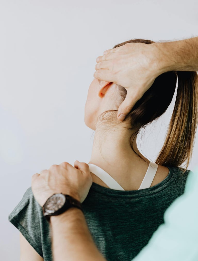 Chica en consulta fisioterapeuta jerez