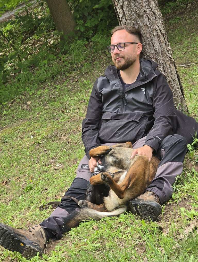 Basti chillt mit seinem Hund am Baum