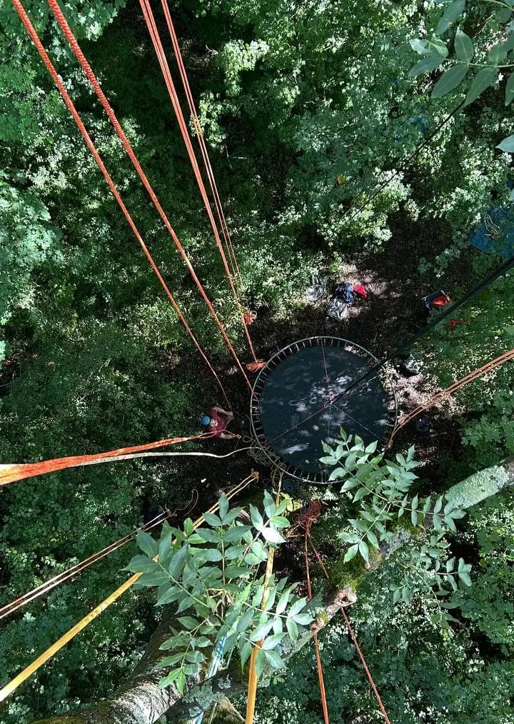 plateforme vue d'en haut en cours d'installation