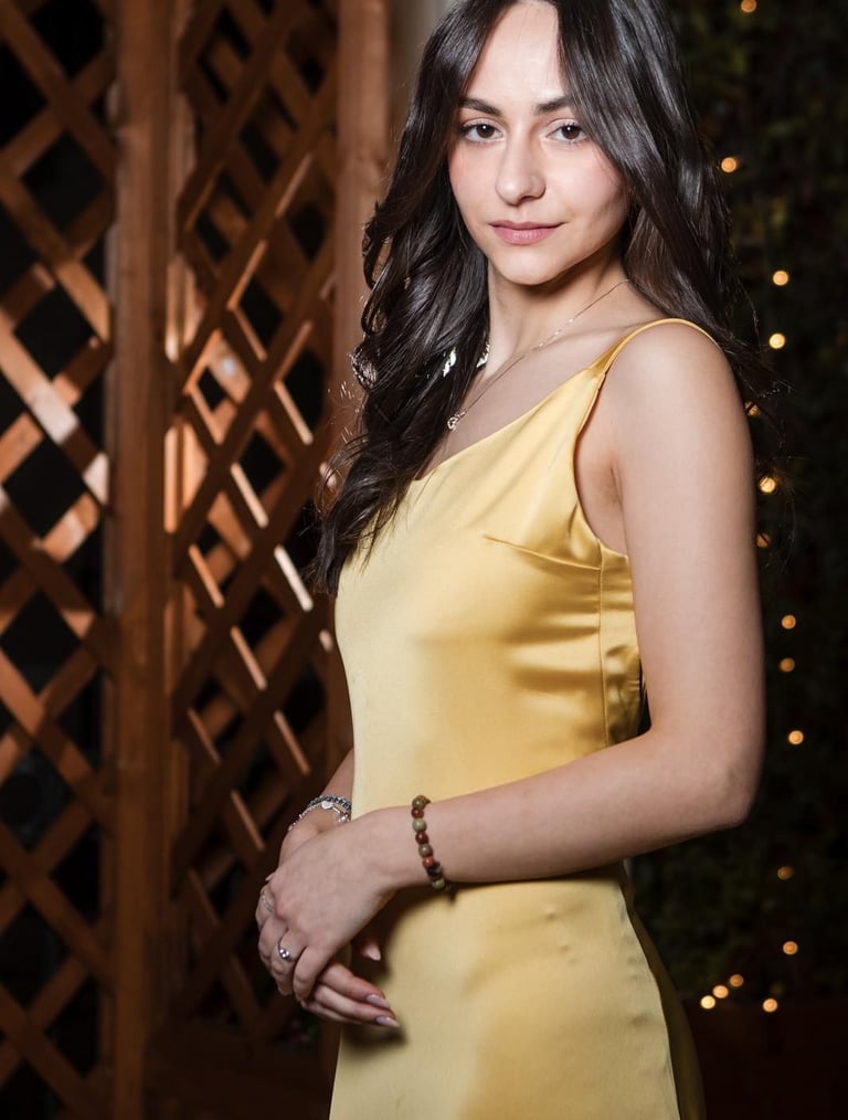 donna con vestito giallo