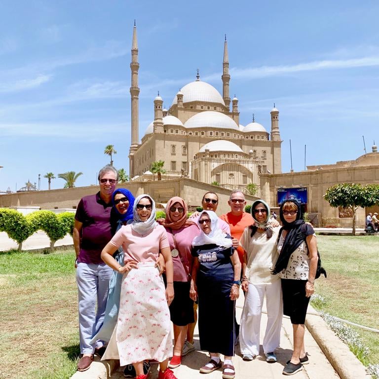 Vista panoramica da mesquita de mohamed ali , conhecida tambem com o nome de mesquita de alabastro com grupo de turistas