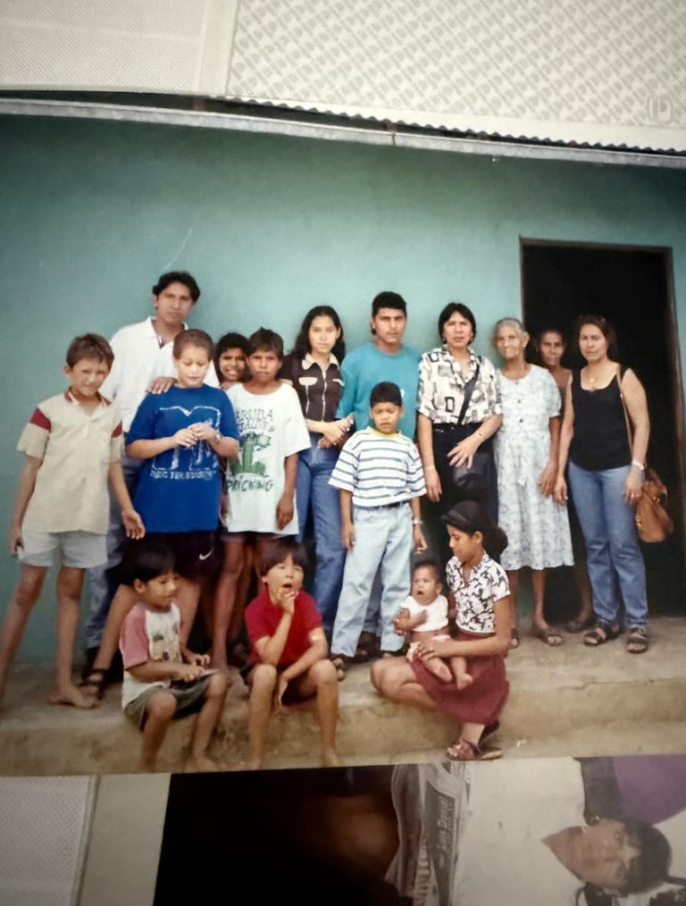Mamà Zoila rodeada de alguno de sus Nietos y Bisnietos