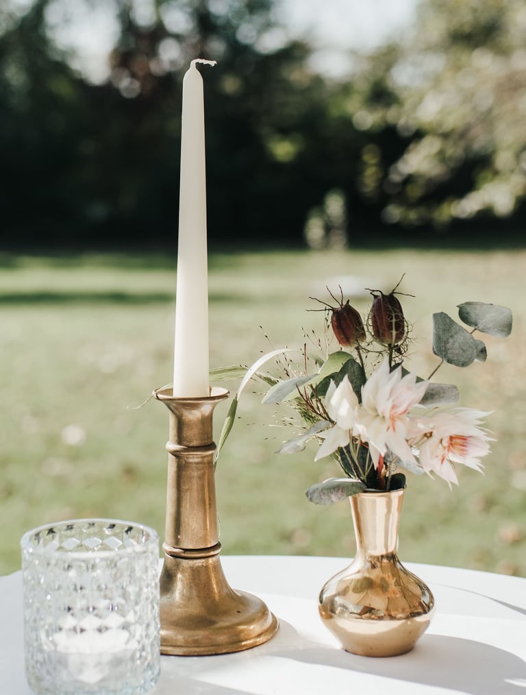 Goldene Vase und Kerzenhalter