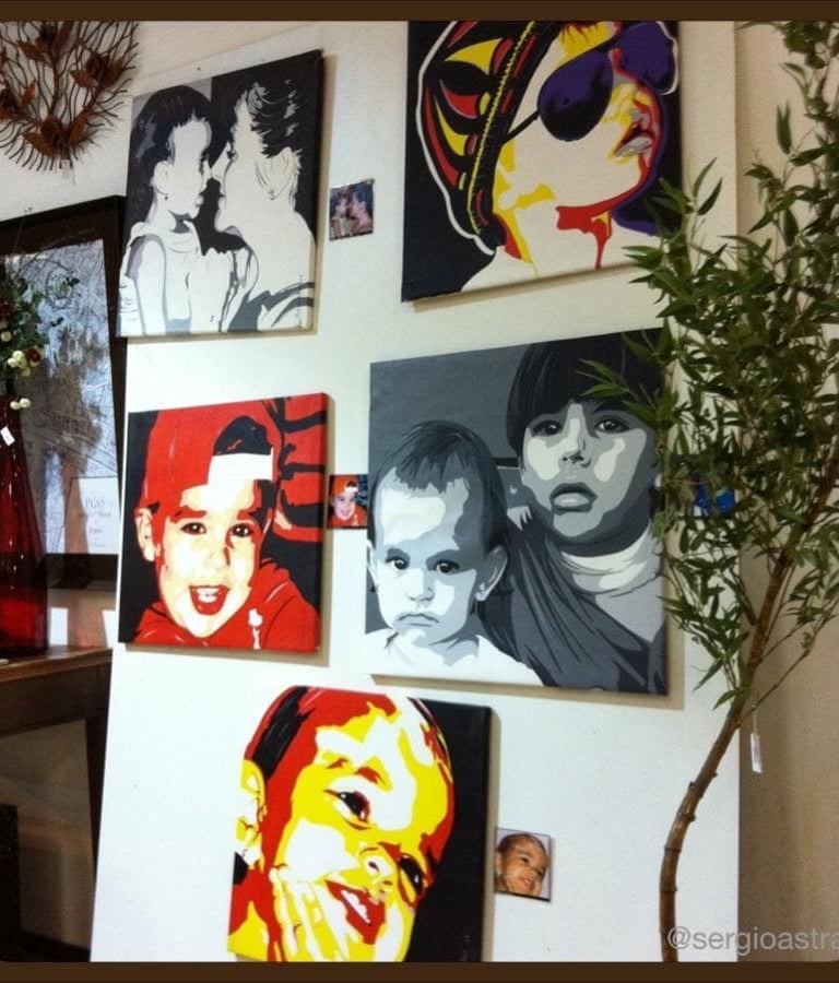 Estilo e sofisticação em cada detalhe, com destaque para quadros artísticos na parede.