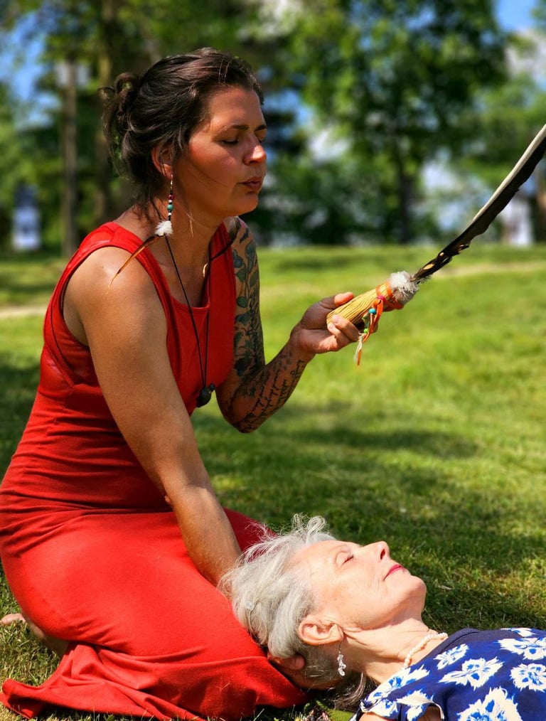 Frau reinigt das Energiefeld einer anderen Frau