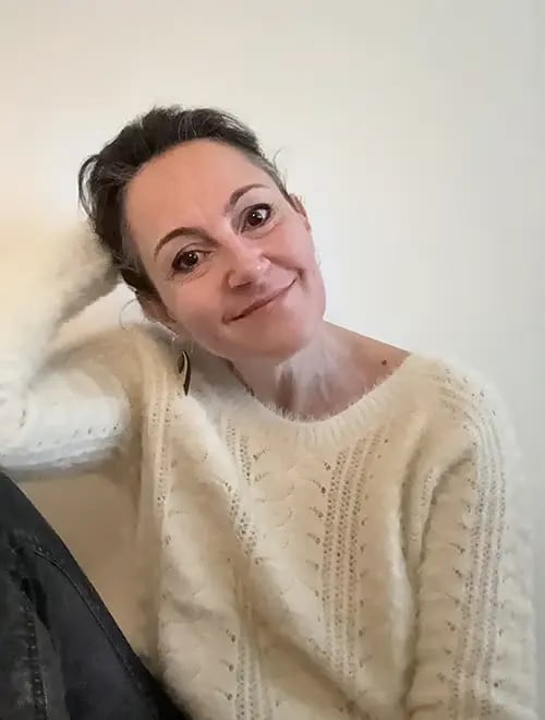 Anne créatrice de l'atelier Dès 2mains, artisane de créations textile et céramique