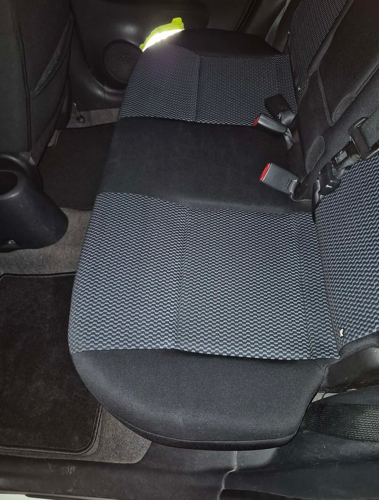 Tylna kanapa samochodu po praniu i wyschnięciu. Już bez żadnych plam.