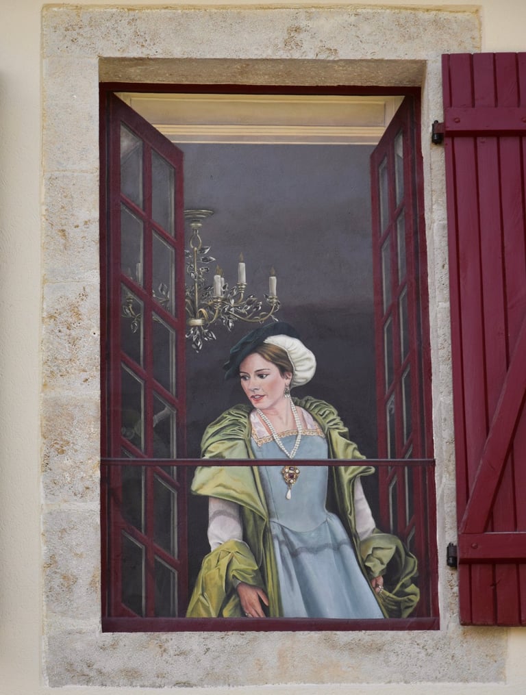 Fenêtre ouverte en trompe-l'oeil sur une façade, une femme en costume d'époque, un lustre.