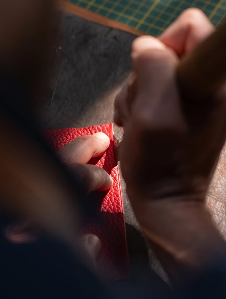 filetage du cuir à la main