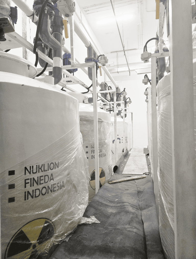 Identitas perusahaan PT Nuklion Fineda Indonesia yang ditampilkan pada peralatan terkait radiasi