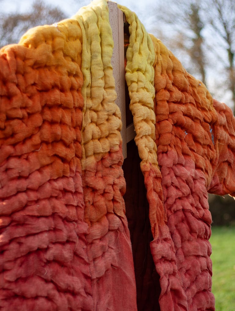 karine-nguyen-van-tham-mon père soleil levant-manteau sculpté, toison de brebis, teintures végétales