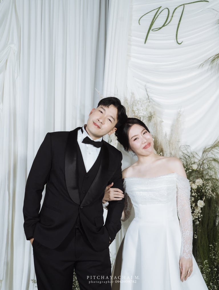 เจ้าสาวและเพื่อนเจ้าสาวจับมือกันในงานแต่งโทนพาสเทล บรรยากาศอบอุ่นและเป็นธรรมชาติ