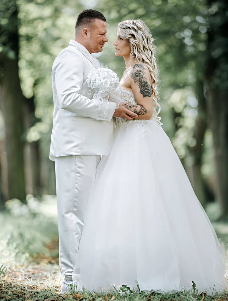 Braut und Bräutigam im Park – natürliche Hochzeitsfotografie am Möhnesee.