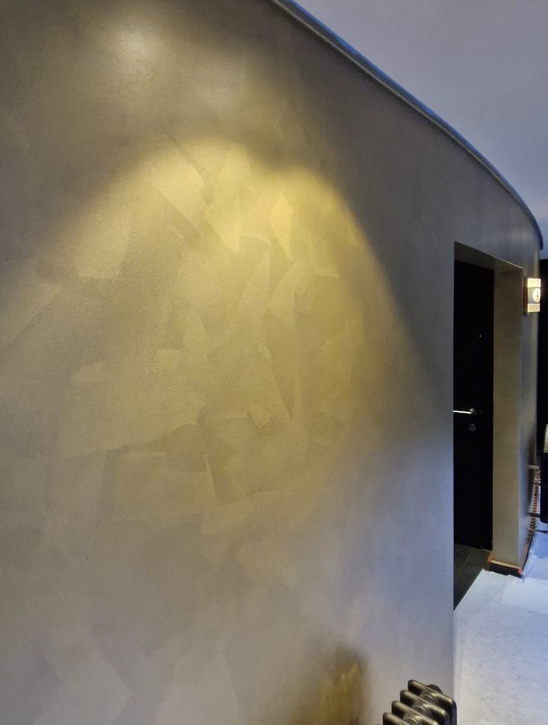 enduit décoratif, finition murale, stucco, couloir rénové, peinture intérieure haut de gamme