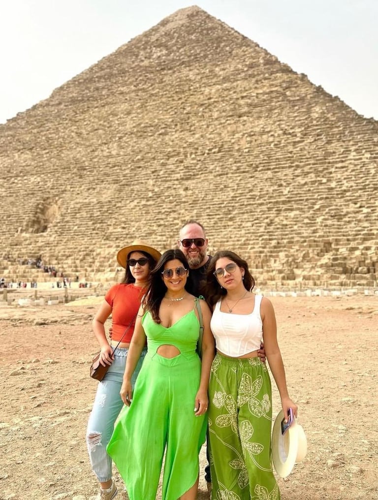 Frente a la Pirámide de Keops en Giza durante un viaje a Egipto con Hadi, guía egiptólogo que habla español y portugués,