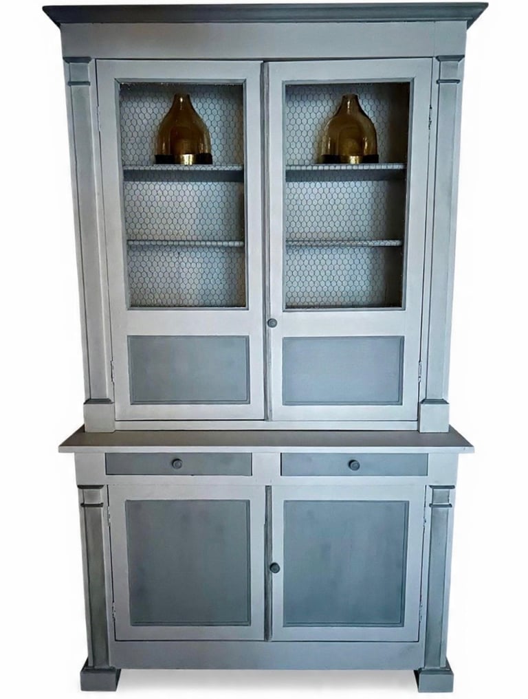 Bibliothèque restaurée dans des tons gris après un  gros travail de ponçage 