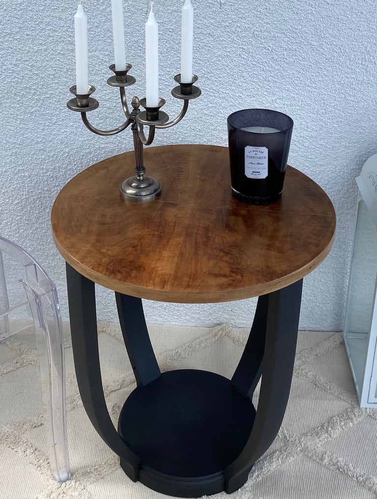 Table d'appoint art déco restaurée, mise en valeur du plateau et pieds peints en noir