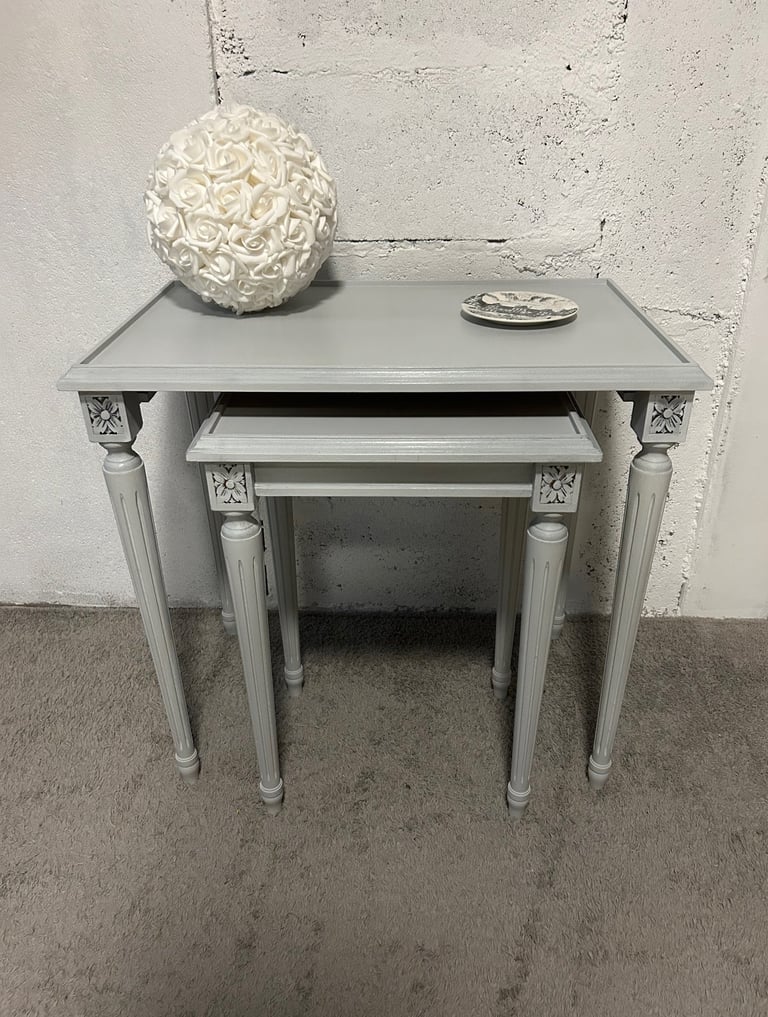 Tables rénovées en gris clair avec une légère patine gris foncé