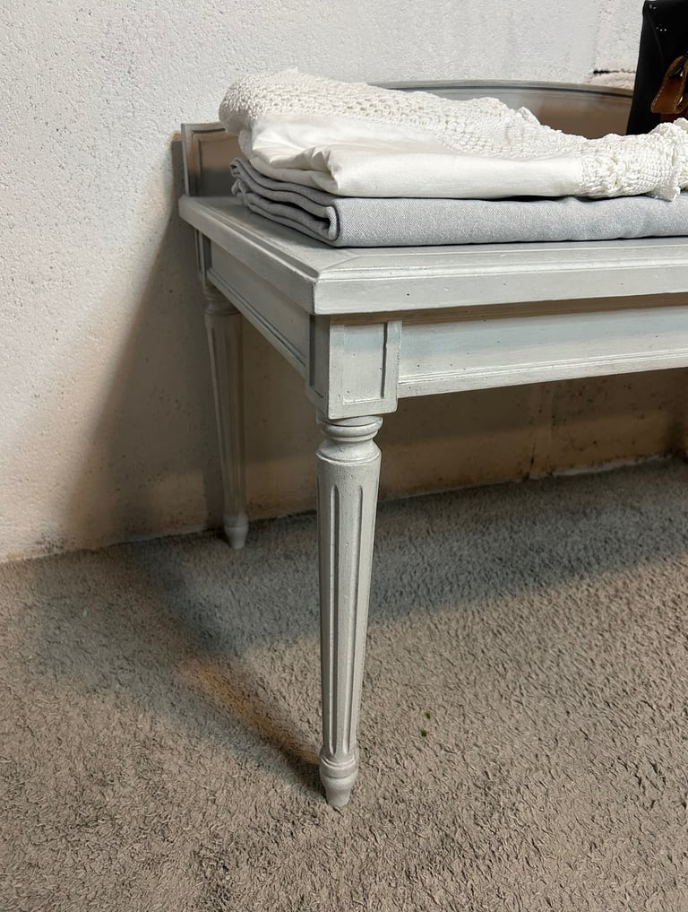 Banc entièrement revisité. Il possédait sur le dessus une moquette avec des clous de tapissier.