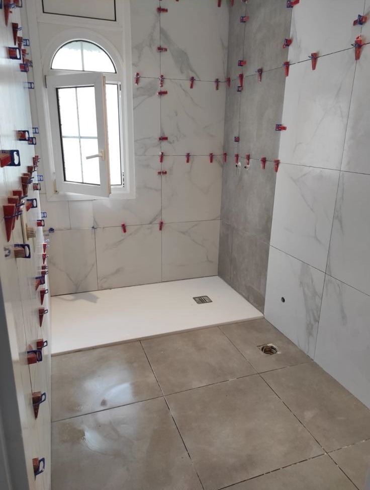 Carrelage mural moderne dans salle de bain design