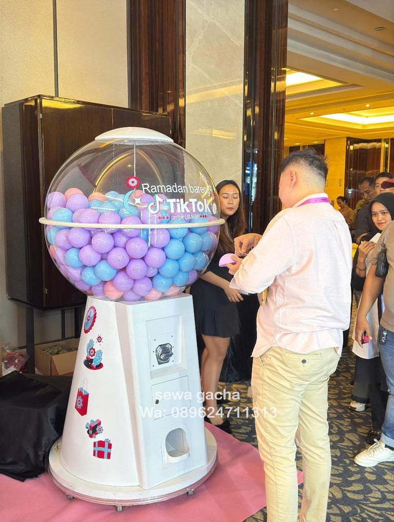 sewa mesin gachapon putih medium di Acara ramadhan bareng Tiktok