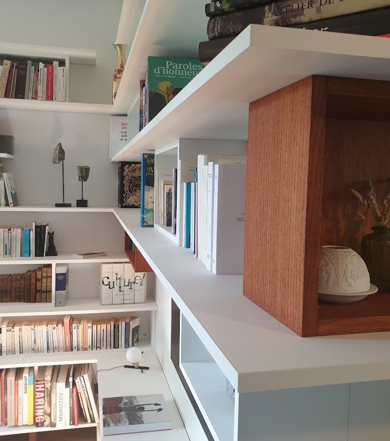 photo zoomée d'une bibliothèque