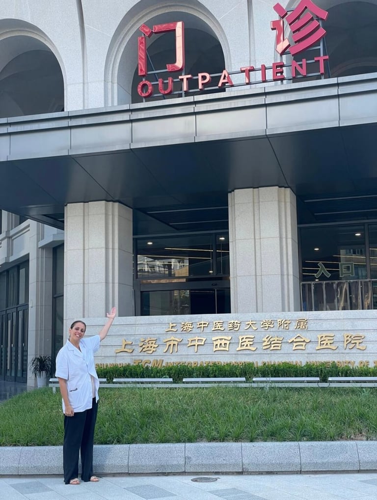 Séverine GERIN thérapeute MTC devant l'hôpital de Shanghai