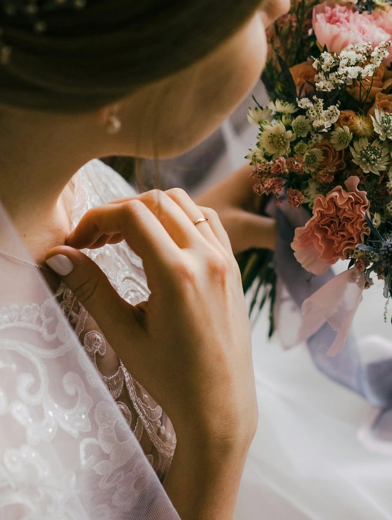 Zarte Brautmomentaufnahme mit Blumenstrauß und Spitzenkleid – festgehalten von Fotograf am Möhnesee