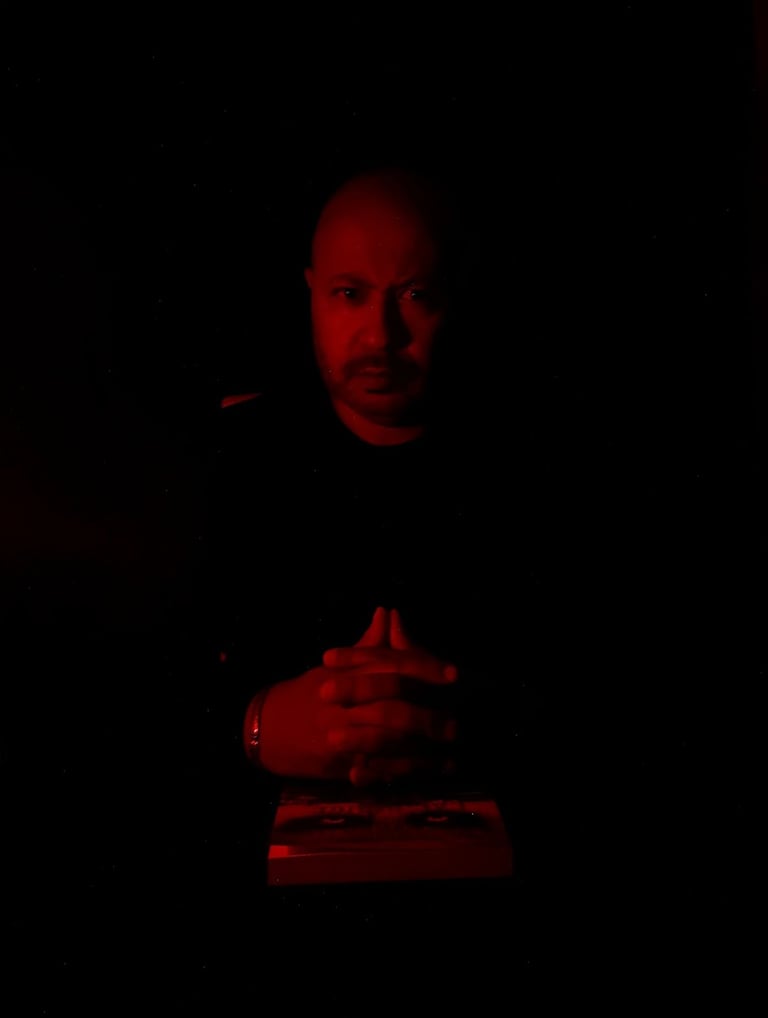 Photo de l'auteur E. B. Ashford - en rouge et noir.