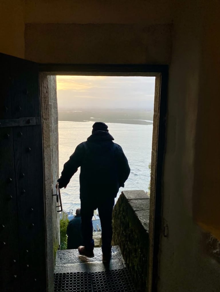 Raphaël Pacchiani, coupeur de feu : Au passage d'une porte de l'Abbaye du Mont Saint-Michel.