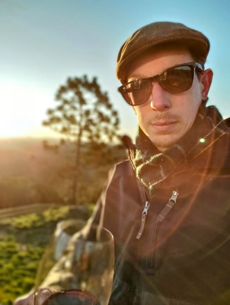 Anfitrião superhost proprietario de cabana em Urubici tomando uma taça de vinho