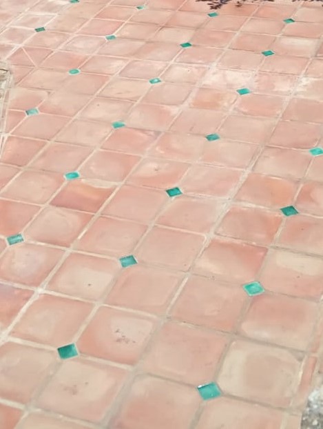 Carreaux terre cuite et cabochons verts