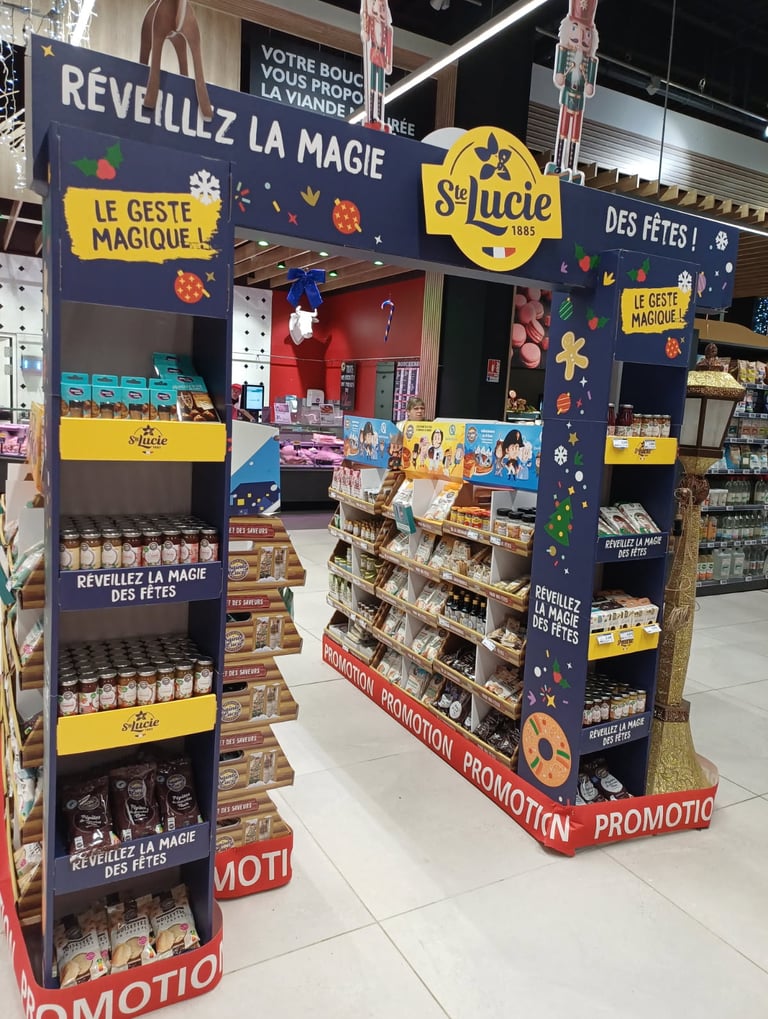 PLV arche de Noël, réalisée par Cynow Design pour la marque SAINTE LUCIE en 2025
