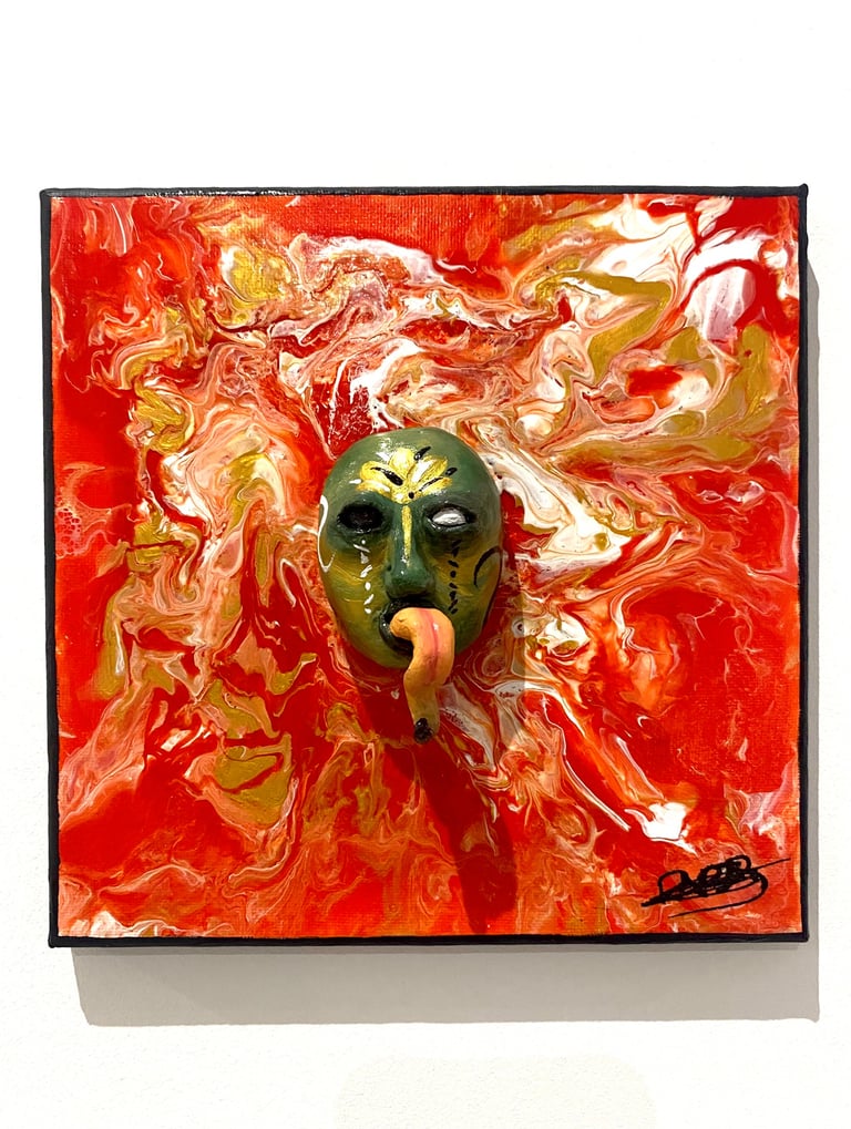 un visage sculpté vert avec une longue langue qui émerge d'un tableau rouge
