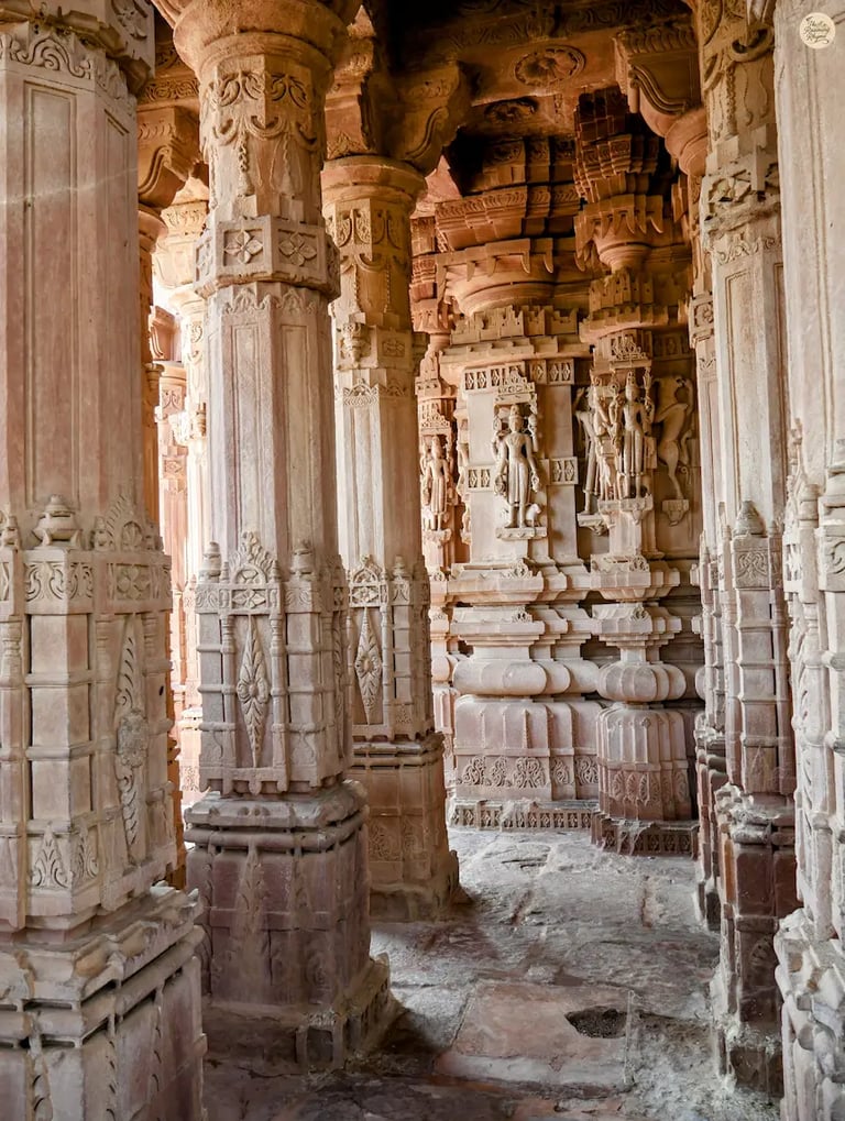 Detailed temple carvings at Mandore Garden in Jodhpur, showcasing Rajasthan’s heritage craftsmanship.
