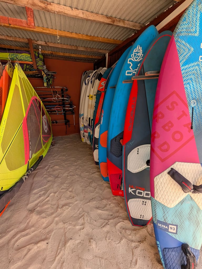 Matériel de windsurf récent à l’école Ocean Lodge, Baie de Sakalava, Madagascar. Voiles et planches pro.