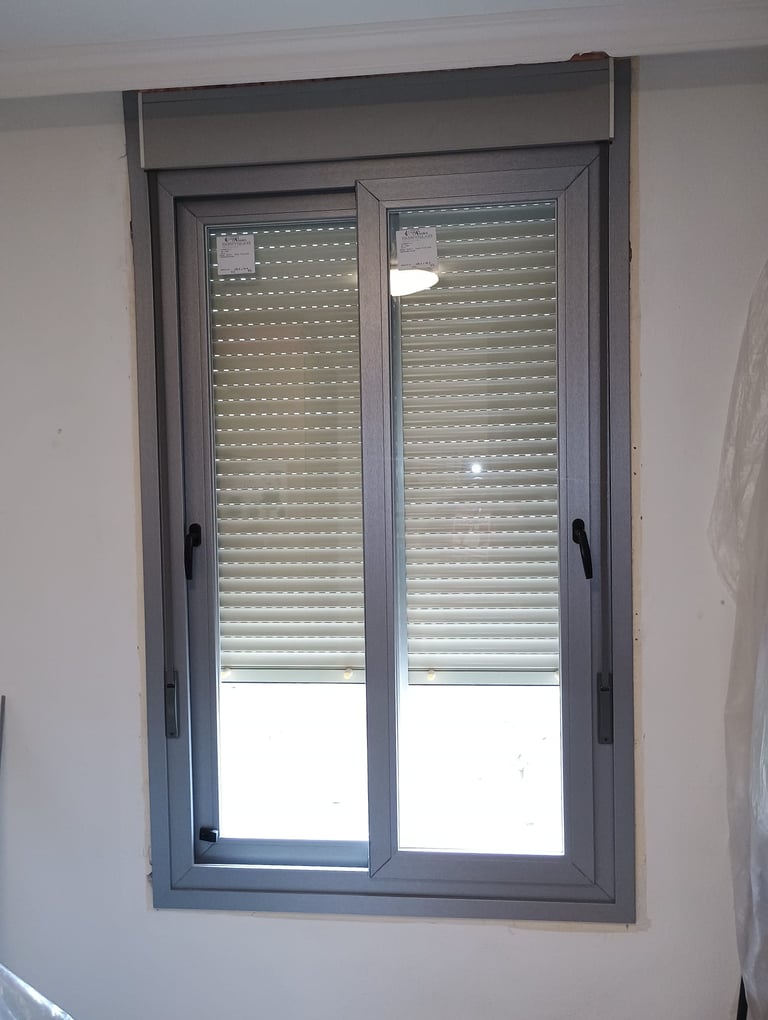 Renovación Integral de Carpintería en Vivienda con PVC Gris y Persianas Monoblock
