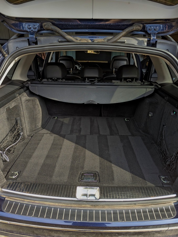 Professionelle Kofferraumreinigung mit Streifenmuster in Schleswig-Holstein – Detail Taxi Referenzen