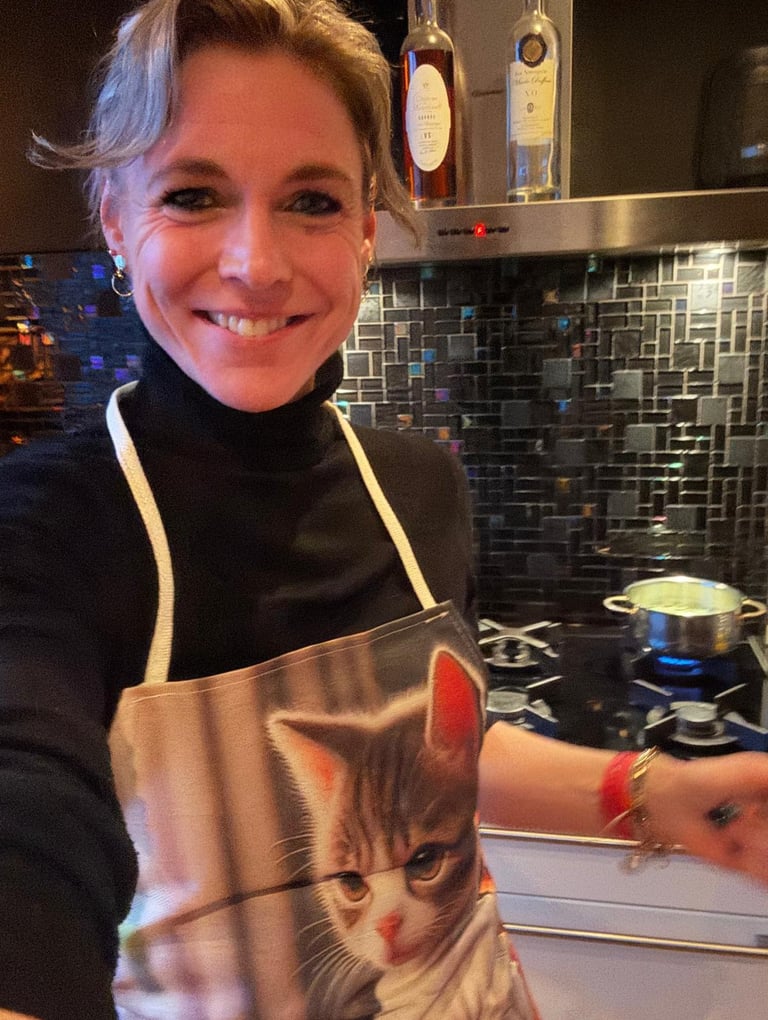 een vrouw met brede glimlach tijdens het koken