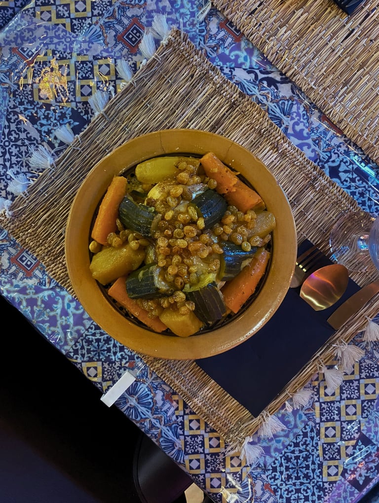 Plat de couscous marocain avec légumes frais, servi chez Majorelle, restaurant marocain à Bordeaux