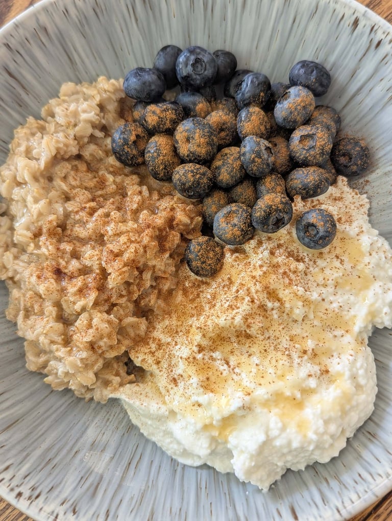 high-protein-low-calorie-oatmeal-cottage-cheese-bowl